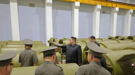 Kim Jong-un visita una planta clave de defensa e inspecciona la producción de misiles (FOTOS)
