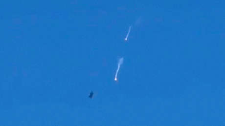 Misiles de Hezbolá enfrentan un avión de combate israelí en 