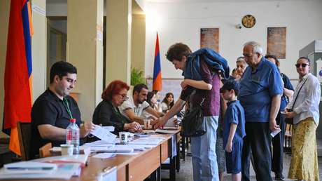 Cierran urnas en Armenia en unas elecciones marcadas por ten