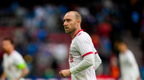 El futbolista danés Christian Eriksen cae desplomado durante un partido (VIDEO)