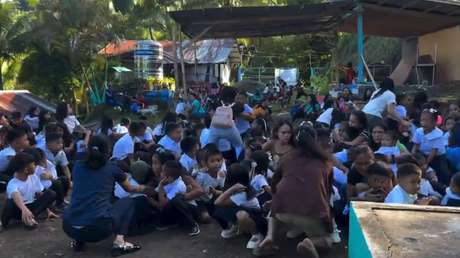 VIDEO: Fuerte sismo interrumpe una ceremonia escolar en Fili