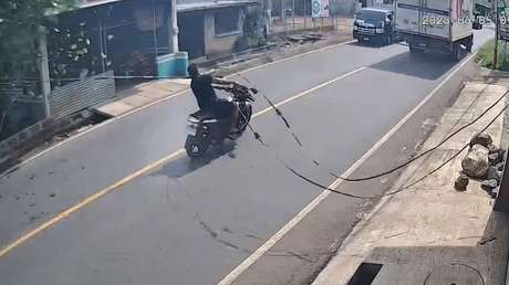 DRAMÁTICO VIDEO: Cable eléctrico 'caza' a un motor