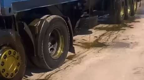 VIDEO: Calle cubierta de aceite se convierte en un