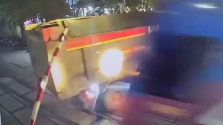 VIDEO: Tren impacta a alta velocidad contra un cam