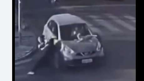 VIDEO FUERTE: Atropellan a una familia y un bebé q