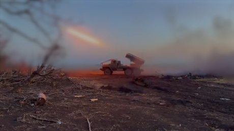 VIDEO: El 'Granizo' ruso destroza posiciones ucran