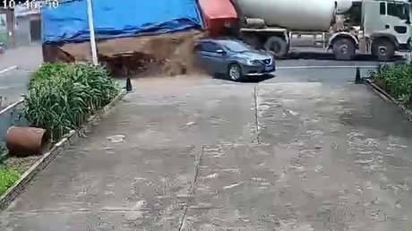 Segundos de pánico: enorme camión se viene abajo y