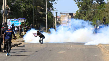Dispersan con gases protesta en un país africano contra un centro antiébola para estadounidenses (VIDEO)