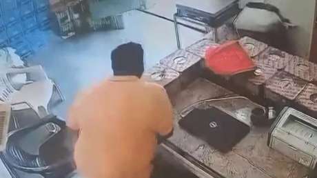 VIDEO: 'Teléfono-bomba' explota y prende fuego a s