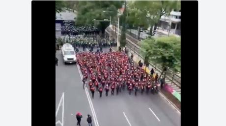 VIDEOS: Un 'mar' de policías impide que los manifestantes lleguen al Estadio Azteca en México