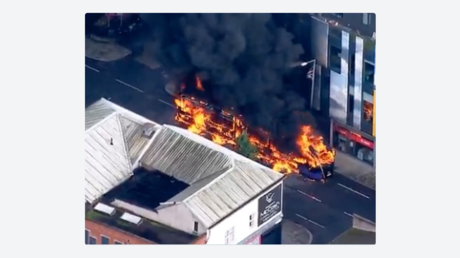 VIDEO: Manifestantes prenden fuego a un autobús en fuertes protestas en Belfast