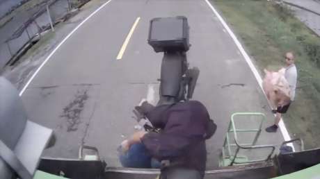 A lo GTA: Hombre 'sale disparado' de su moto y aca
