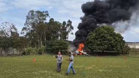 VIDEO: El desplome de un pequeño avión deja dos mu