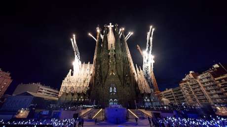 Luces y drones con la imagen de Gaudí: la impresionante iluminación de la Sagrada Familia (VIDEO)