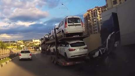 VIDEO: Impactante choque deja a un auto reducido a