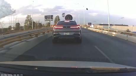 VIDEO: Llanta se desprende de un automóvil y aterriza espect