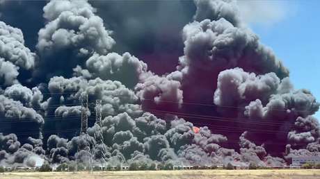 VIDEO: Mega incendio devora un gigantesco almacén 
