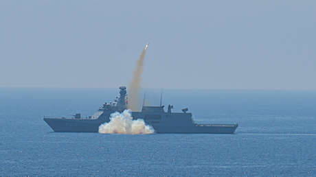 VIDEO: Turquía realiza una inédita prueba naval durante ejercicios y parte un buque en dos con un torpedo