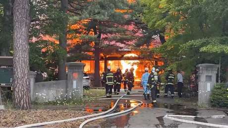 VIDEO: Potente incendio devora un templo budista centenario en Japón