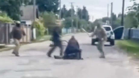 VIDEO: Hombre armado con una pala salva a su vecino de la movilización forzosa en Ucrania