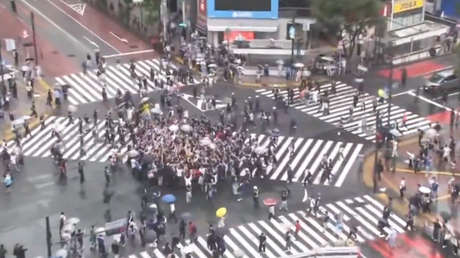 La celebración más japonesa: hinchas se reúnen en popular cruce de Tokio con el permiso del semáforo (VIDEO)