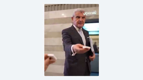 VIDEO: Ministro libanés celebra el alto al fuego repartiendo dulces entre periodistas