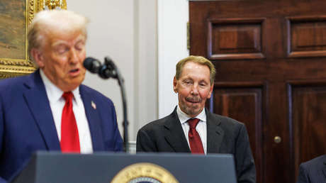 Aliado de Trump tomará control de la principal cadena de televisión opositora en EE.UU.