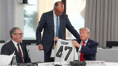 Merz aprovecha una reunión y hace un regalo inesperado a Trump (VIDEO)