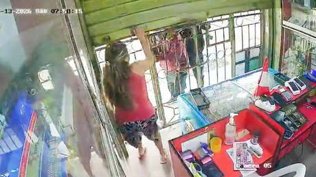 VIDEO: la intentan robar al minuto de abrir su tienda y se salva con esta rápida respuesta