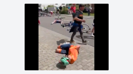 VIDEO: Anciana con 'scooter' provoca aparatoso accidente en una carrera ciclista