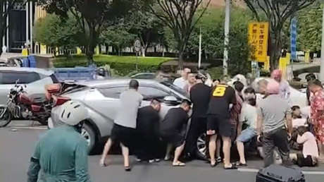 VIDEO: Una multitud levanta un auto para salvar a una madre y su hijo tras un accidente