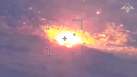 Potente golpe elimina la última arteria de suministros para las tropas de Kiev en un punto clave (VIDEO)