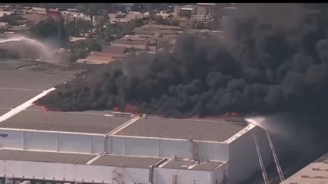 VIDEOS: Arde un almacén con paneles solares en Los Ángeles y genera riesgo de fuga de amoníaco