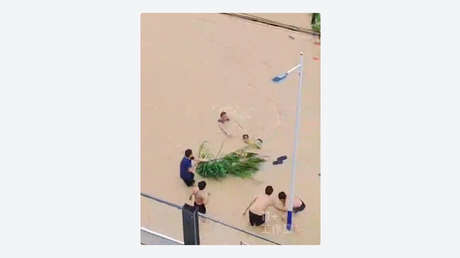 VIDEO: Sorprendente rescate de una mujer en China durante fuertes lluvias