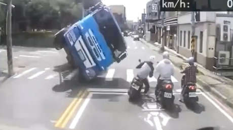 Un motociclista esquiva la muerte por segundos en China
