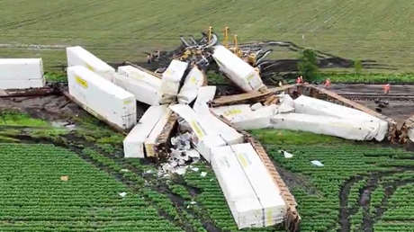 VIDEO: Así quedaron desperdigados vagones tras el descarrilamiento de un tren por tormentas en EE.UU.