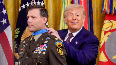 VIDEO: Risas en la Casa Blanca mientras Trump lucha con una medalla