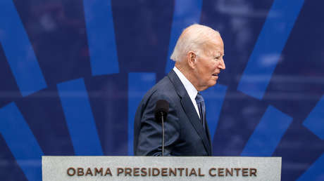 "¿Dónde está mi nieta?": Obama se va bailando y Biden se queda 'colgado' en el escenario (VIDEO)