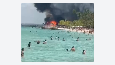 VIDEOS: Un fuerte incendio consume un hotel de un turístico balneario en el Caribe