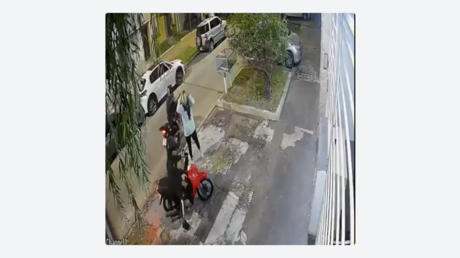 VIDEO: Le roban la moto, pero la recupera con un 'eléctrico' y doloroso método