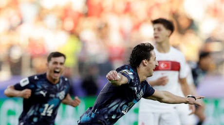 Paraguay gana con 10 jugadores a Turquía y la deja con un pie fuera del Mundial