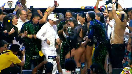 Petro saca los 'pasos prohibidos' en la capital mundial de la salsa (VIDEO)