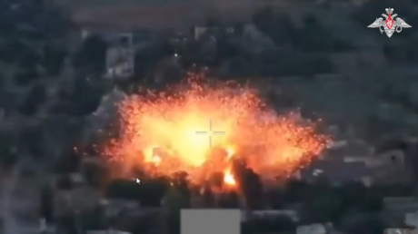 VIDEO: Aviones rusos Su-34 arrasan posiciones ucranianas en Donbass con toneladas de explosivos