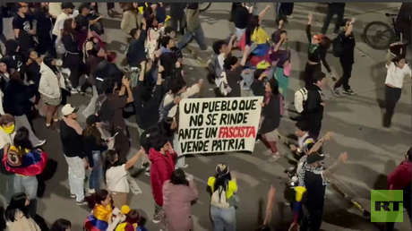 Simpatizantes de Cepeda salen a las calles tras resultado de preconteo electoral (VIDEO)