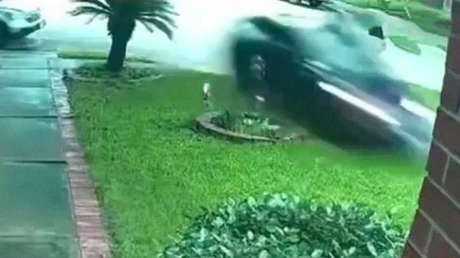 VIDEO: Tesla con piloto automático se estrella contra una casa y mata a una mujer