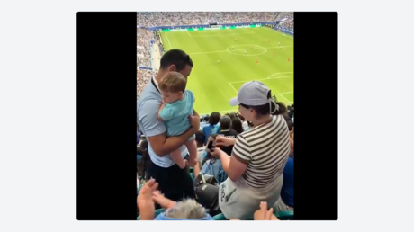 Propone matrimonio en medio de un partido del Mundial y vive el momento más impensado