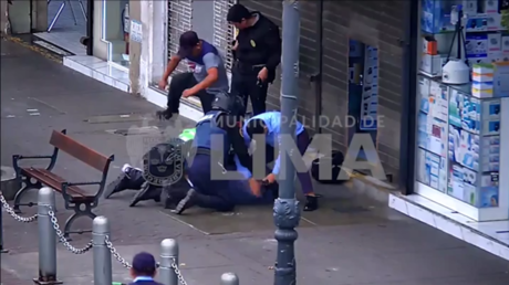 VIDEO: Policías reducen en plena calle a delincuente que desató una balacera en una iglesia
