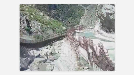 VIDEO: Conductor sobrevive tras caer con su camión al colapsar un puente en India