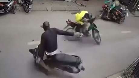 Aparatoso accidente: choca en segundos contra una motocicleta y un triciclo (VIDEO)