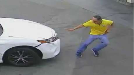 VIDEO: Roba un auto a punta de cuchillo y atropella a peatones en un frenesí maníaco